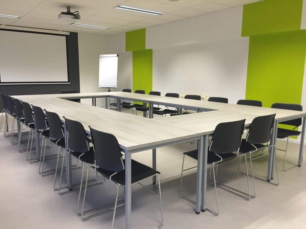 Salle de réunion organisée pour une réunion CSE